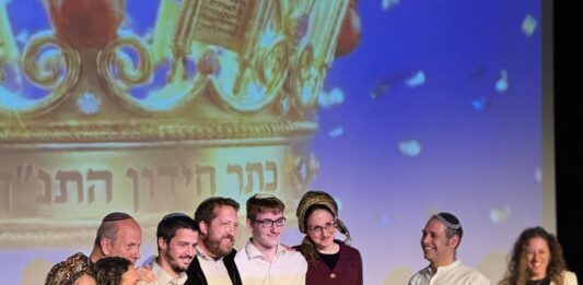 גאווה מקומית: הראל דוד נוס מישיבת אמית כפר גנים בפתח תקווה הוא חתן התנ"ך המחוזי לשנת תשפ"ו קרדיט צילום תמונה: יהב אילון